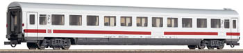 Passenger car 2nd class in ICE livery<br /><a href='images/pictures/Roco/45231.jpg' target='_blank'>Full size image</a>